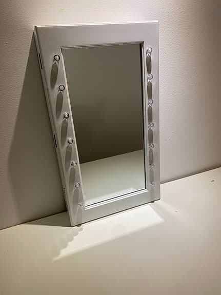 Sminkspegel med smyckesförvaring
