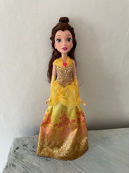 Disney Belle docka med gul klänning