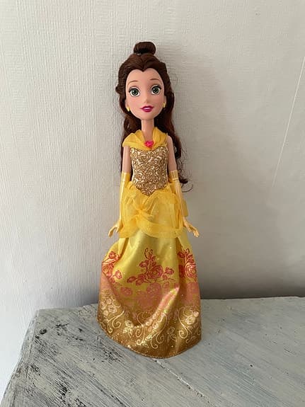 Disney Belle docka med gul klänning
