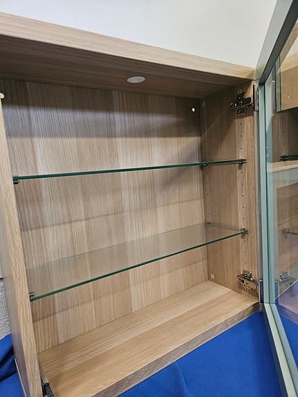 Ikea bestå vägghängt vitrinskåp