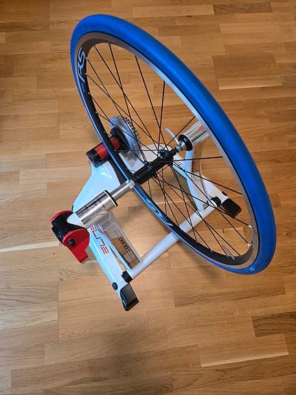 Elite Qubo Fluid cykeltrainer – tyst och stabil