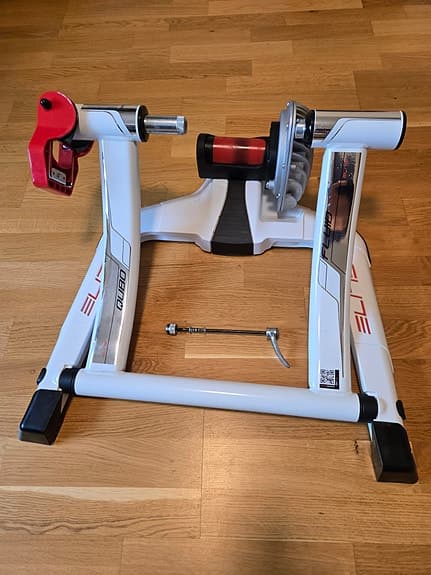 Elite Qubo Fluid cykeltrainer – tyst och stabil