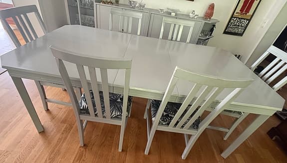 Ljusgrå matgrupp,  bord & 6 stolar från Mio