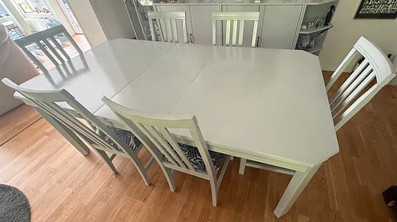 Ljusgrå matgrupp,  bord & 6 stolar från Mio
