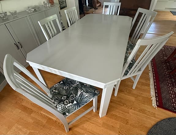 Ljusgrå matgrupp,  bord & 6 stolar från Mio