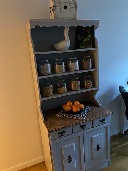 Förvaringsskåp med hyllor
