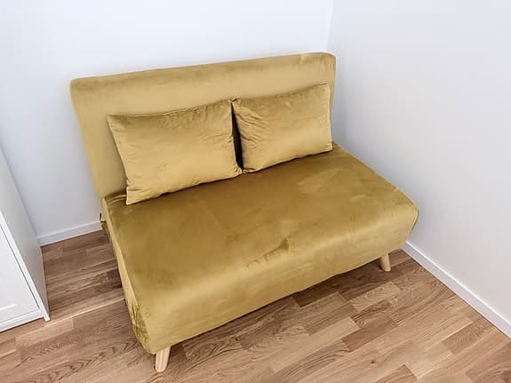 Bäddsoffa gul sammet 2-sits