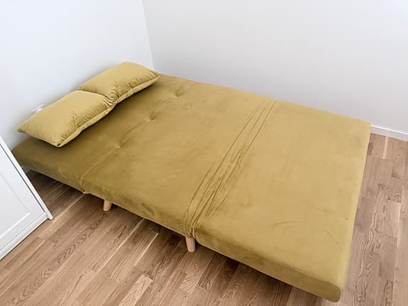 Bäddsoffa gul sammet 2-sits