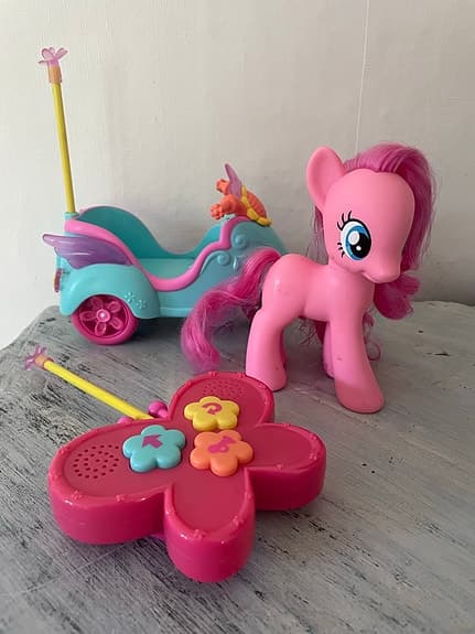 My Little Pony leksakshäst med vagn och fjärilskontroll