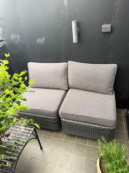 Loungeset flätad soffa med grå dynor
