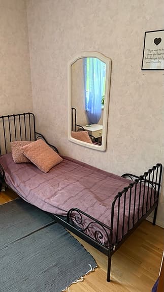 IKEA sängstomme i metall med madrass