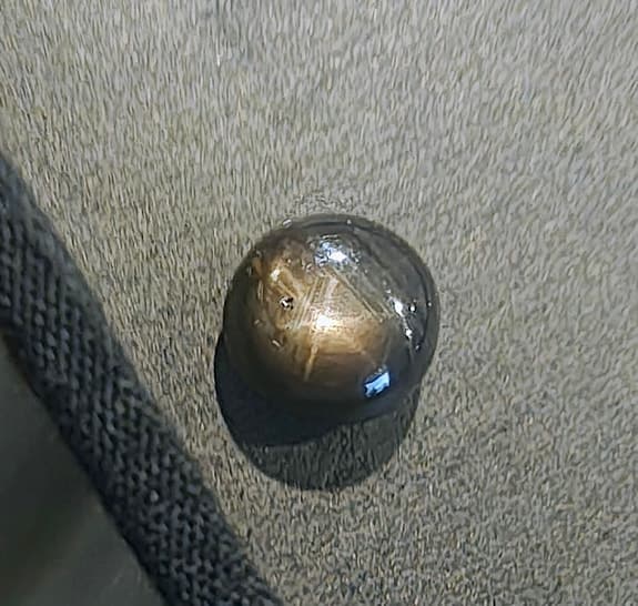 2 st Naturliga svarta stjärnsafirer (7,35 ct + 1,70 ct)