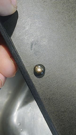 2 st Naturliga svarta stjärnsafirer (7,35 ct + 1,70 ct)