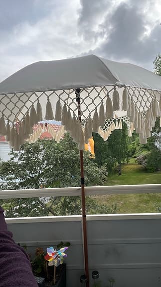 Vit parasoll med fransar för uteplats/balkong