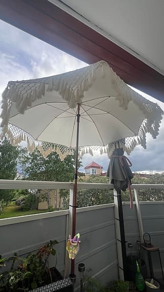 Vit parasoll med fransar för uteplats/balkong