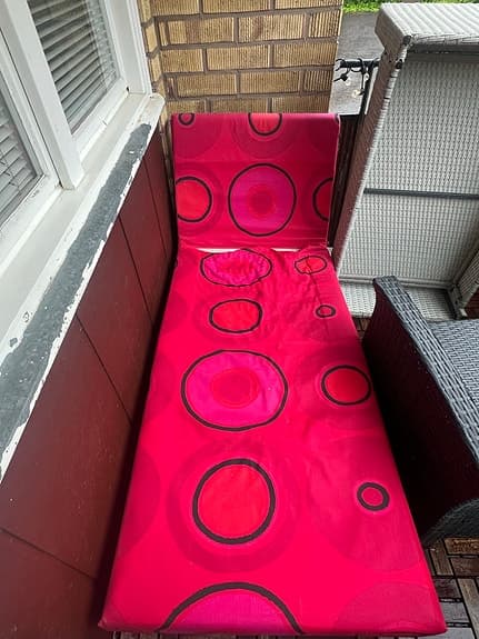 Röd solsäng med madrass