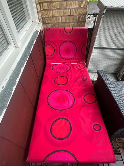 Röd solsäng med madrass