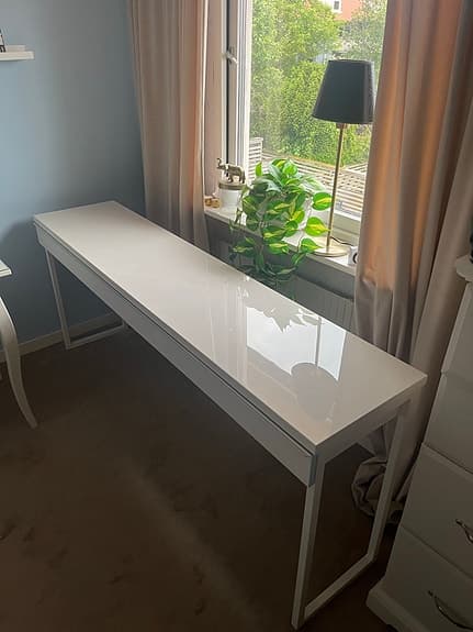 Vitt skrivbord/sminkbord med 2 lådor, högblank yta