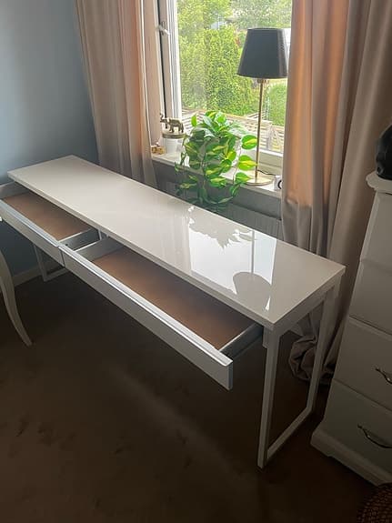 Vitt skrivbord/sminkbord med 2 lådor, högblank yta
