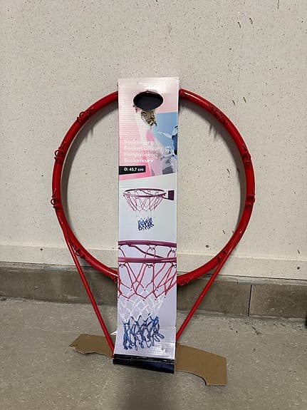 Oanvänd basketkorg