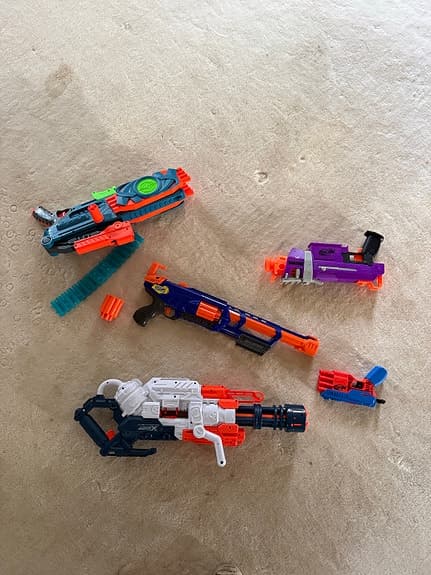 Nerf leksakspistoler och gevär med pilar