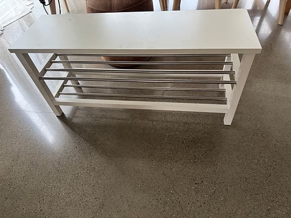 Vit skohylla/bänk med metallhyllor