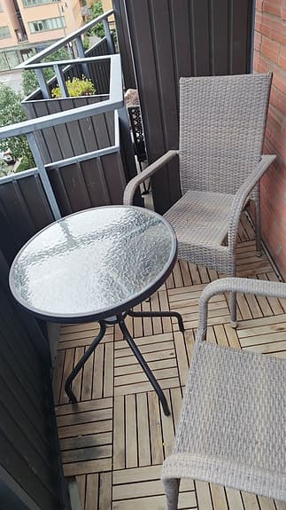 Balkongmöbler caféset runt bord med två stolar