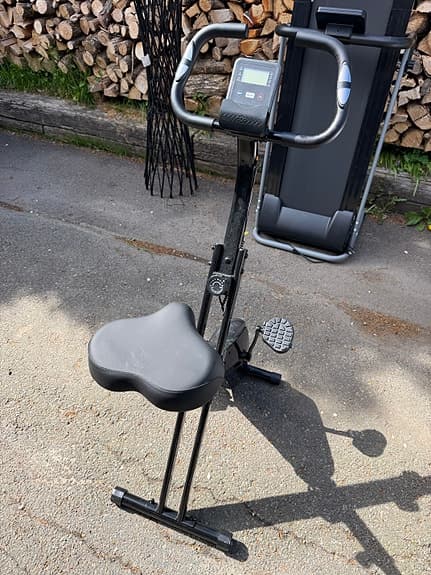 Träningscykel / motionsmaskin med sadel och display