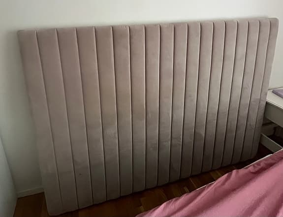Sänggavel, Derby från Jotex. Sammets material. Kostar som ny i butik 5199kr.