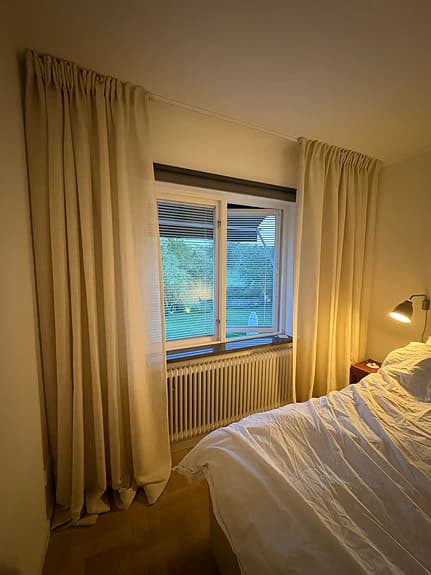 Uppsydda långa gardiner, ljus beige