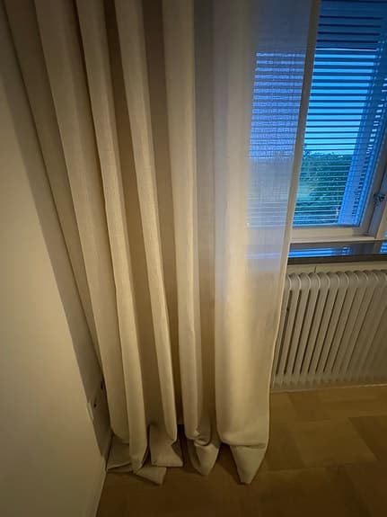 Uppsydda långa gardiner, ljus beige