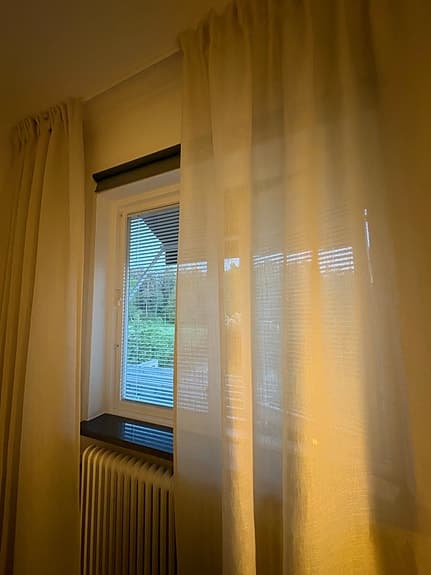 Uppsydda långa gardiner, ljus beige