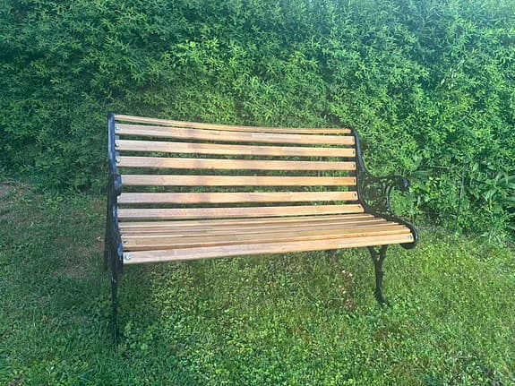Trädgårdssoffa i trä och gjutjärn