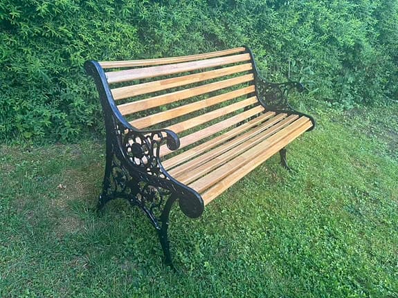 Trädgårdssoffa i trä och gjutjärn
