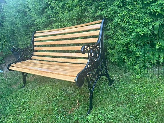 Trädgårdssoffa i trä och gjutjärn