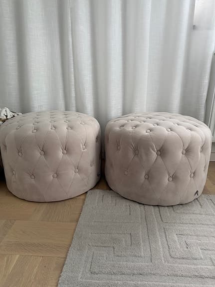 Två beiga sittpuffar från Jotex - storlek 60 cm