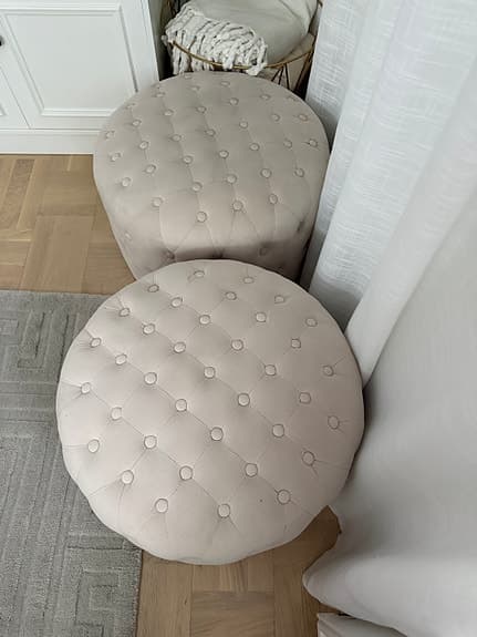 Två beiga sittpuffar från Jotex - storlek 60 cm