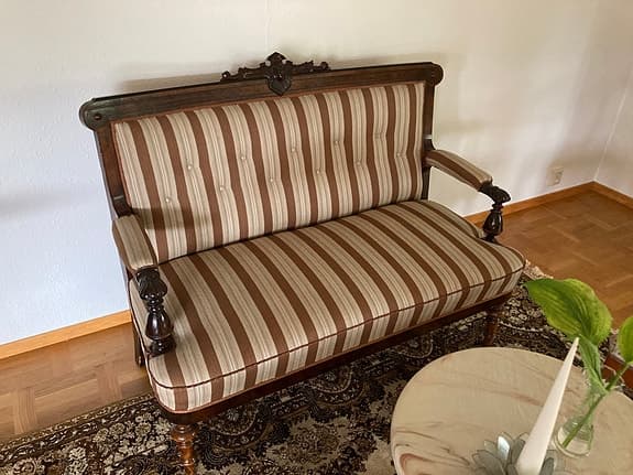 Träsoffa med randigt tyg  i karl johan stil