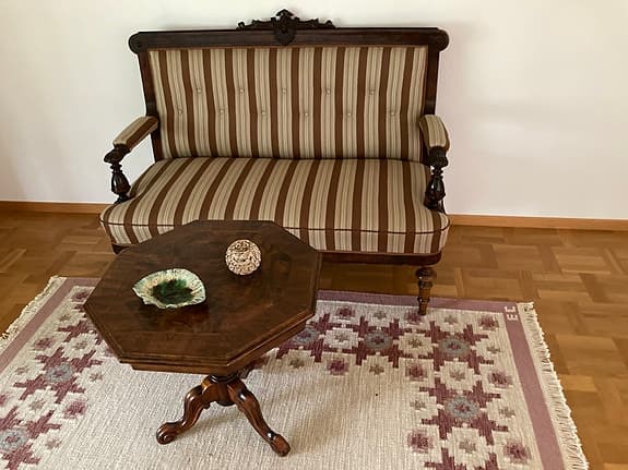 Träsoffa med randigt tyg  i karl johan stil