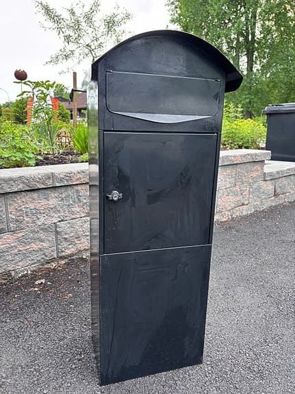 Svart postlåda ”veckobrevlåda”