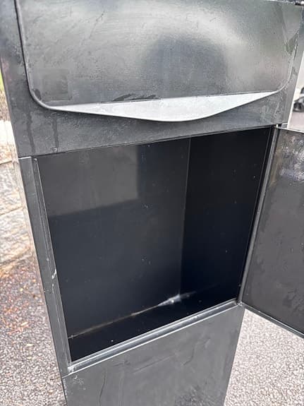 Svart postlåda ”veckobrevlåda”