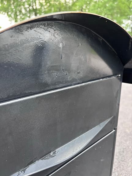 Svart postlåda ”veckobrevlåda”