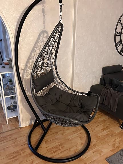 Hängstol med stativ svart rotting och dyna