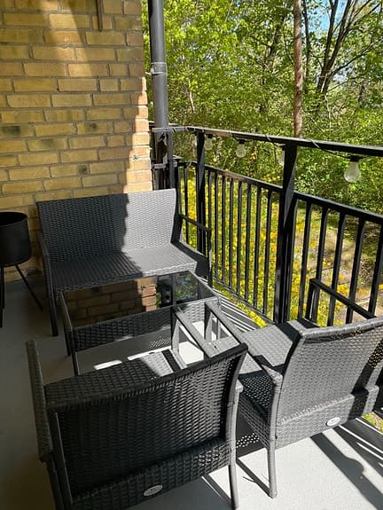 Utemöbler balkongset i konstrotting med bord och stolar