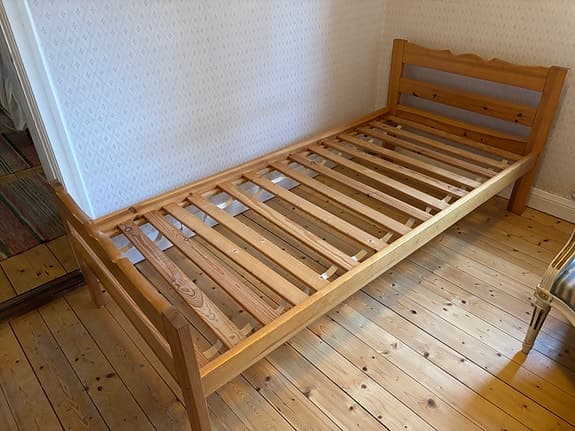 Sängstomme i furu för 90 säng