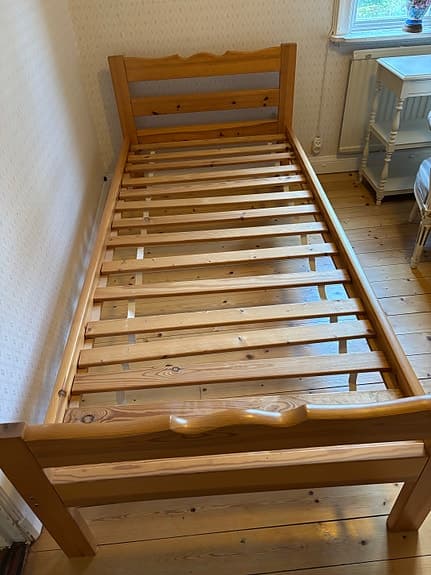 Sängstomme i furu för 90 säng