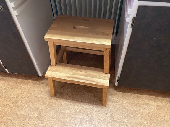 Pall i trä med två steg