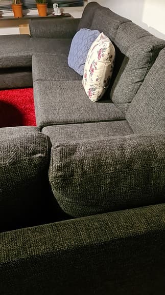 En stor grå divansoffa