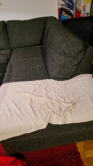 En stor grå divansoffa