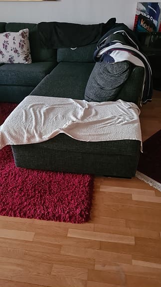 En stor grå divansoffa